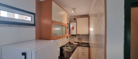 Frigorifero, microonde, forno, piano cottura