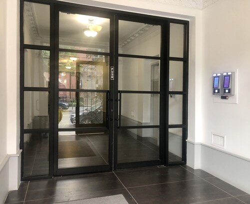 Light-filled artist's pied-à-terre w/office