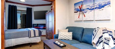 1 غرفة نوم وخزنة داخل الغرفة ومكتب ومكواة/لوح كي