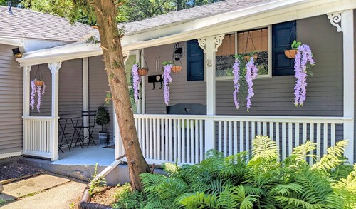 One block from Main Street, free parking, pets allowed 