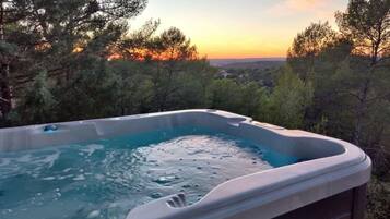 Bain à remous extérieur