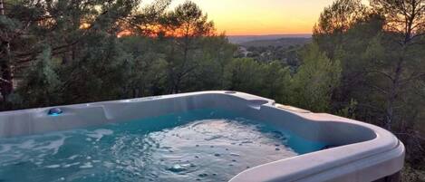 Bain à remous extérieur