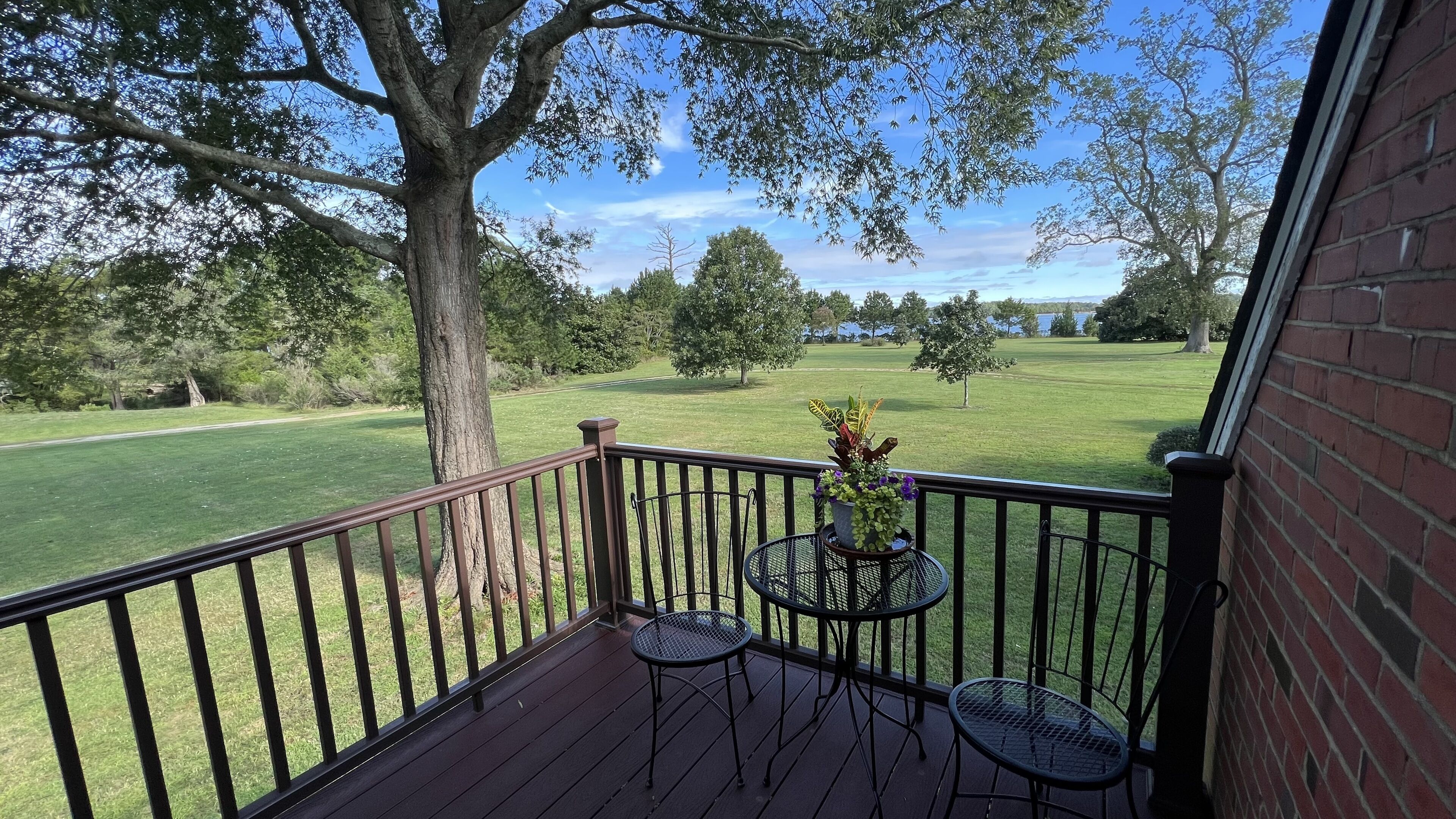 Riverfront Apartment with pool