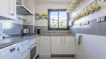 Refrigerador, horno, parrilla de estufa y lavavajillas