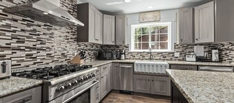 Gorgeous Lakefront Estate in Bass Lake, Just 30 min from Yosemite National Park!