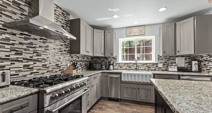 Gorgeous Lakefront Estate in Bass Lake, Just 30 min from Yosemite National Park!