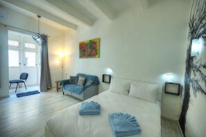 Tabla de planchar con plancha, wifi gratis y ropa de cama 