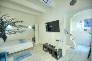 Tabla de planchar con plancha, wifi gratis, ropa de cama