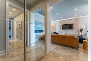 Smart TV, libros y estéreo