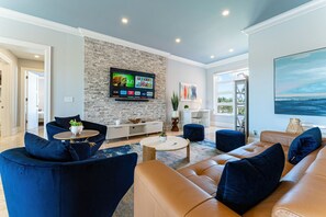 Una Smart TV, libros, un reproductor estéreo