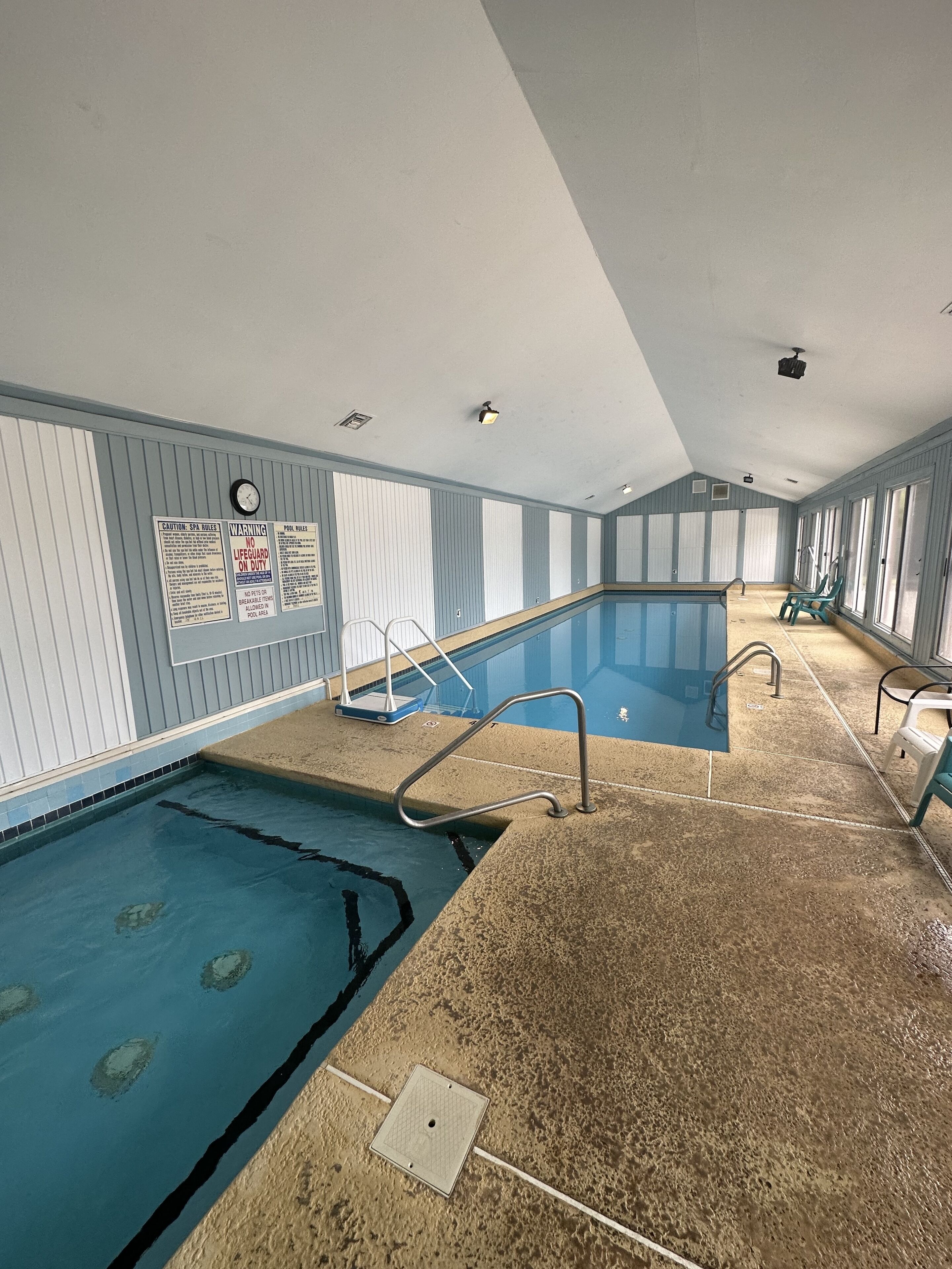 Una piscina techada, una piscina al aire libre