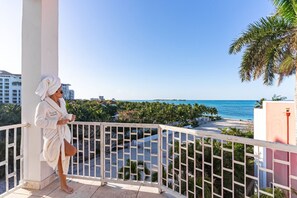 Property grounds - Beachfront 3BR Penthouse w/Terrace Next to BahaMar (Nassau)