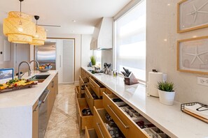 冷蔵庫、電子レンジ、オーブン、コンロ