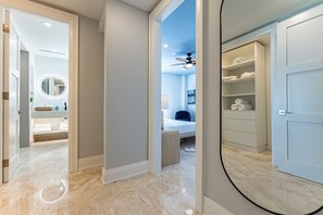 3 quartos, escrivaninha, ferros/tábuas de passar roupa, berço de viagem