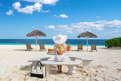Luxe 3 BR: Beachfront Suite Next to Baha Mar