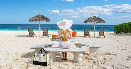 Luxe 3 BR: Beachfront Suite Next to Baha Mar