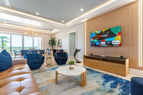 Luxe 3 BR: Beachfront Suite Next to Baha Mar