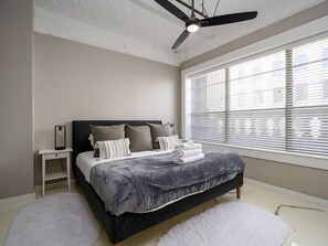 2 bedrooms, desk, iron/ironing board, free WiFi - Downtown Memphis Luxury Condo (Memphis)