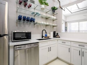 Fridge, microwave, oven, stovetop - Downtown Memphis Luxury Condo (Memphis)