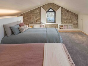 5 bedrooms, desk, travel cot, free WiFi