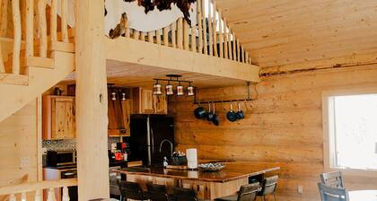 Monarch Hideaway - Modern cabin 5 miles to slopes!