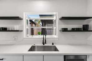 Private kitchen - Cozy, bright, and walk to Crown Point Park/Bay (San Diego)
