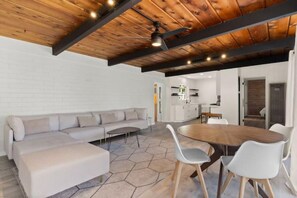 Living area - Cozy, bright, and walk to Crown Point Park/Bay (San Diego)