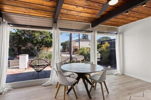 Dining - Cozy, bright, and walk to Crown Point Park/Bay (San Diego)