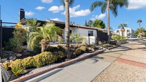 A residential area with modern houses, palm trees, and a well-maintained garden. - Cozy, bright, and walk to Crown Point Park/Bay (San Diego)