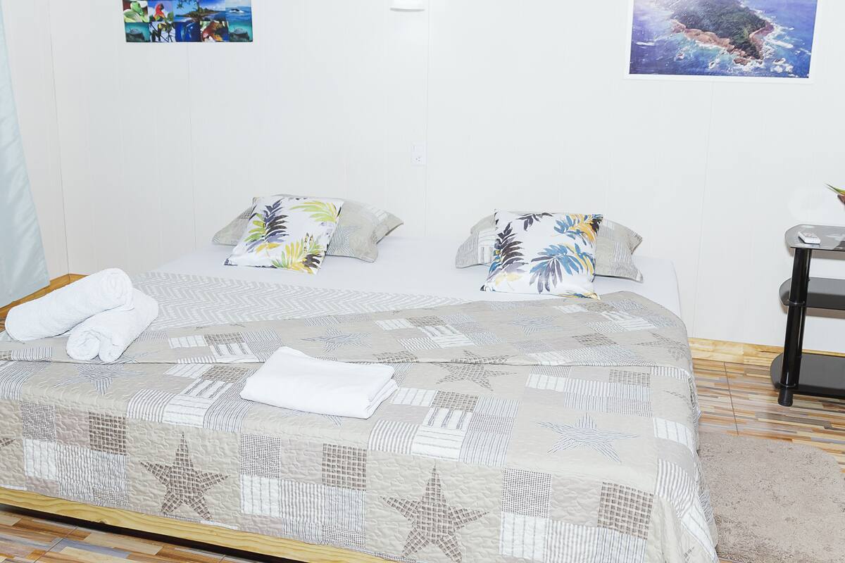 Kamar Triple Comfort | Seprai antialergi, selimut bulu angsa, dan didekorasi berbeda-beda