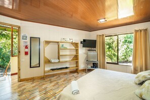 Cabin #5 | Hypo-allergenic bedding, down duvets, individually decorated, free WiFi - Cabinas Casa El Tortugo (Drake Bay)