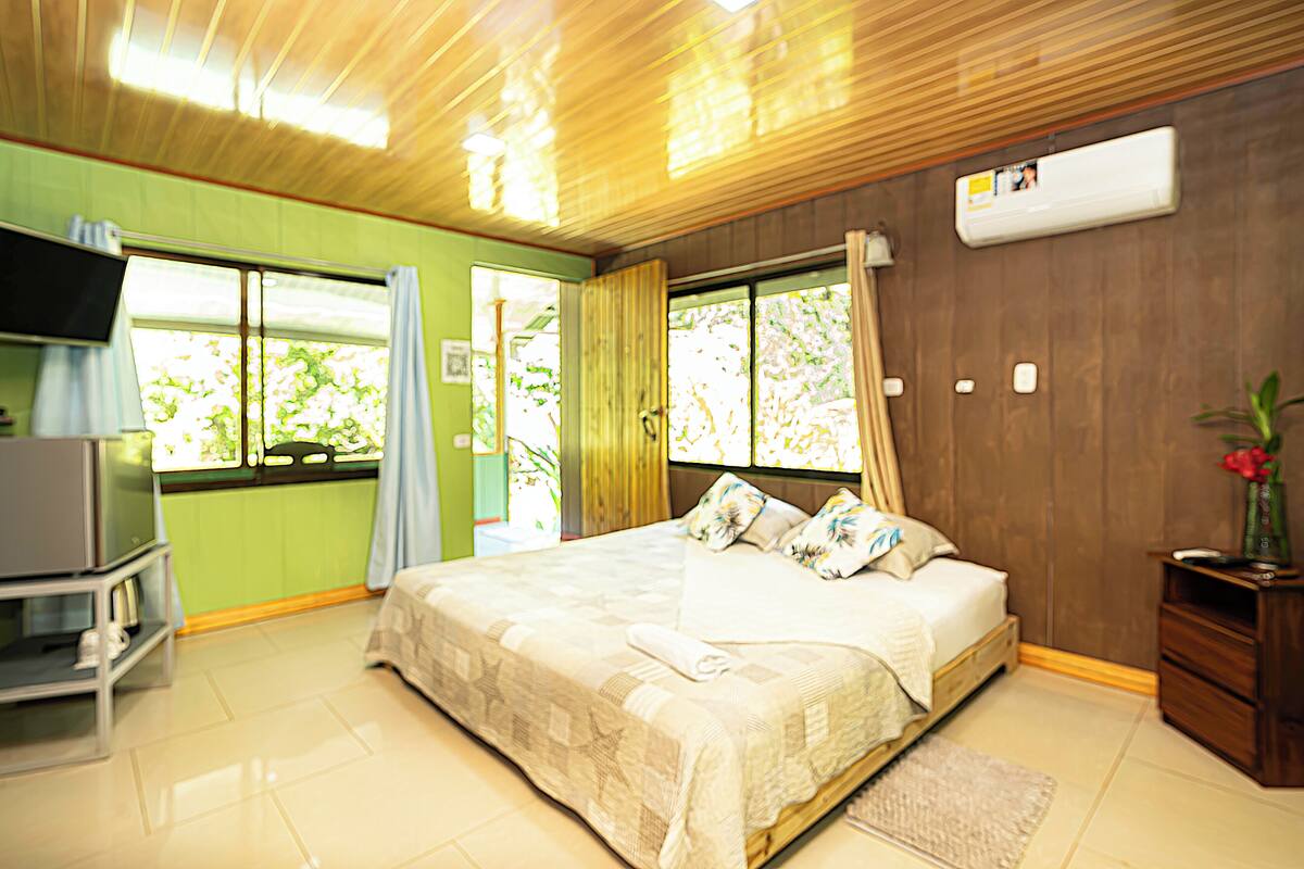 Cabin #3 | Hypo-allergenic bedding, down duvets, free WiFi, individually decorated