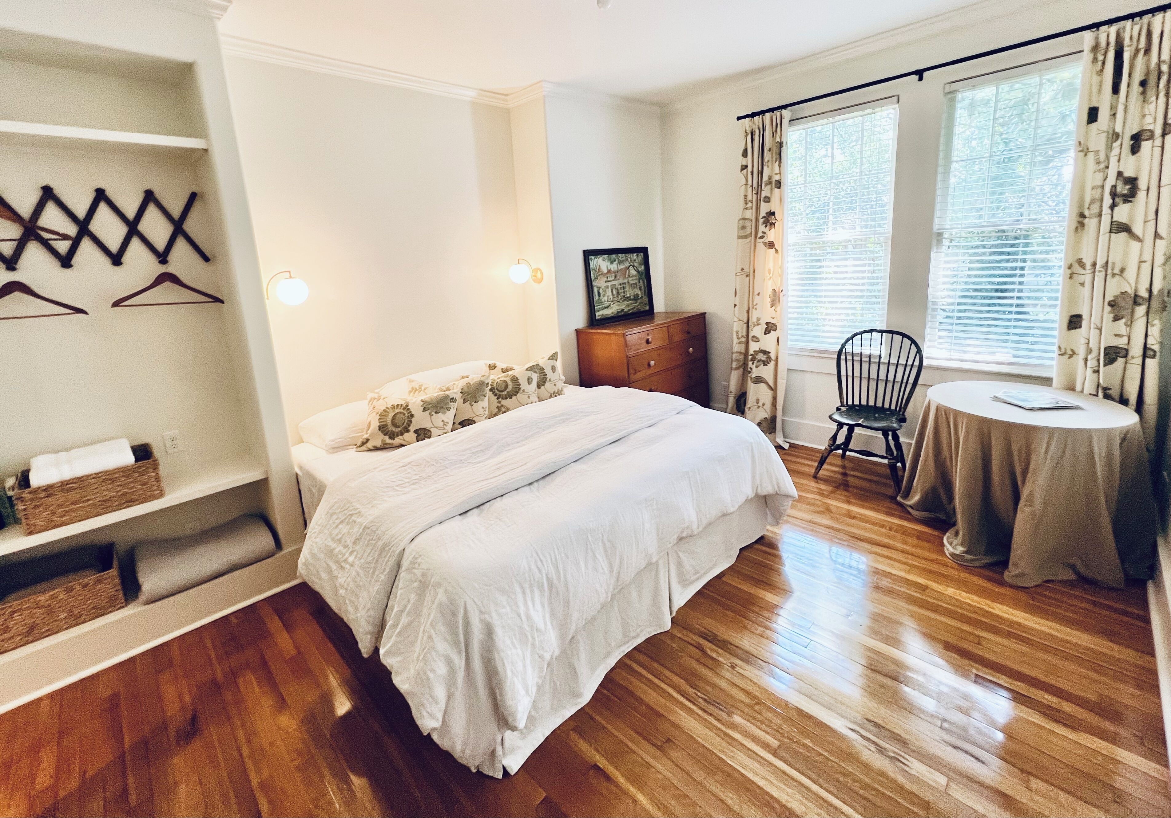 2 عدّة غرف نوم ومكتب ومكواة/لوح كي وسرير سفر