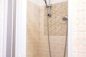 Shower, bidet, towels - SE032 - Senigallia, comfortable four-room apartment 30 meters from the sea (Senigallia)
