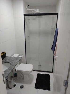 Secador de cabelo, toalhas de banho, sabonete, papel higiênico