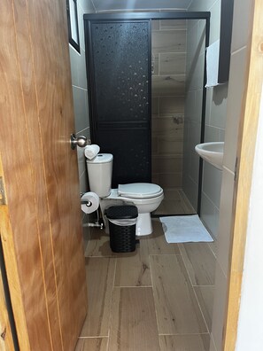 Shower, hair dryer, towels, soap - ¡Cómodo Apartamento, excelente ubicación y lo mejor tus mascotas son bienvenidas (Medellín)