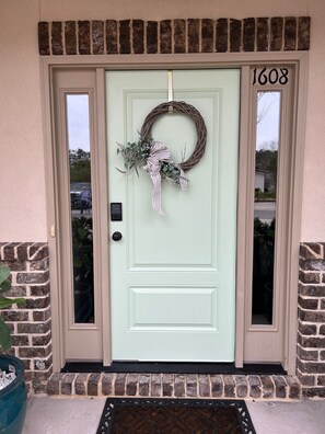 Exterior detail - Pet friendly with community pool! (St. Simons Island)