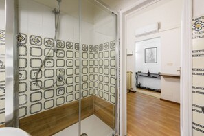 Dusche, Haartrockner, Handtücher, Shampoo