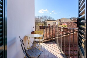 Outdoor dining - Terrace on the roofs apartment in Florence by Mmega (Firenze)