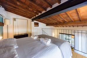 2 bedrooms, iron/ironing board, WiFi, bed sheets - Terrace on the roofs apartment in Florence by Mmega (Firenze)