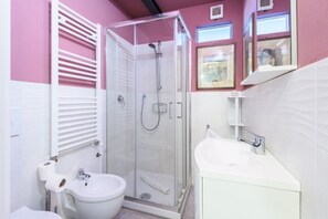 Een douche, een haardroger, een bidet, handdoeken