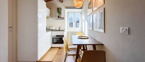 Køleskab, mikrobølgeovn, ovn, kogeplade