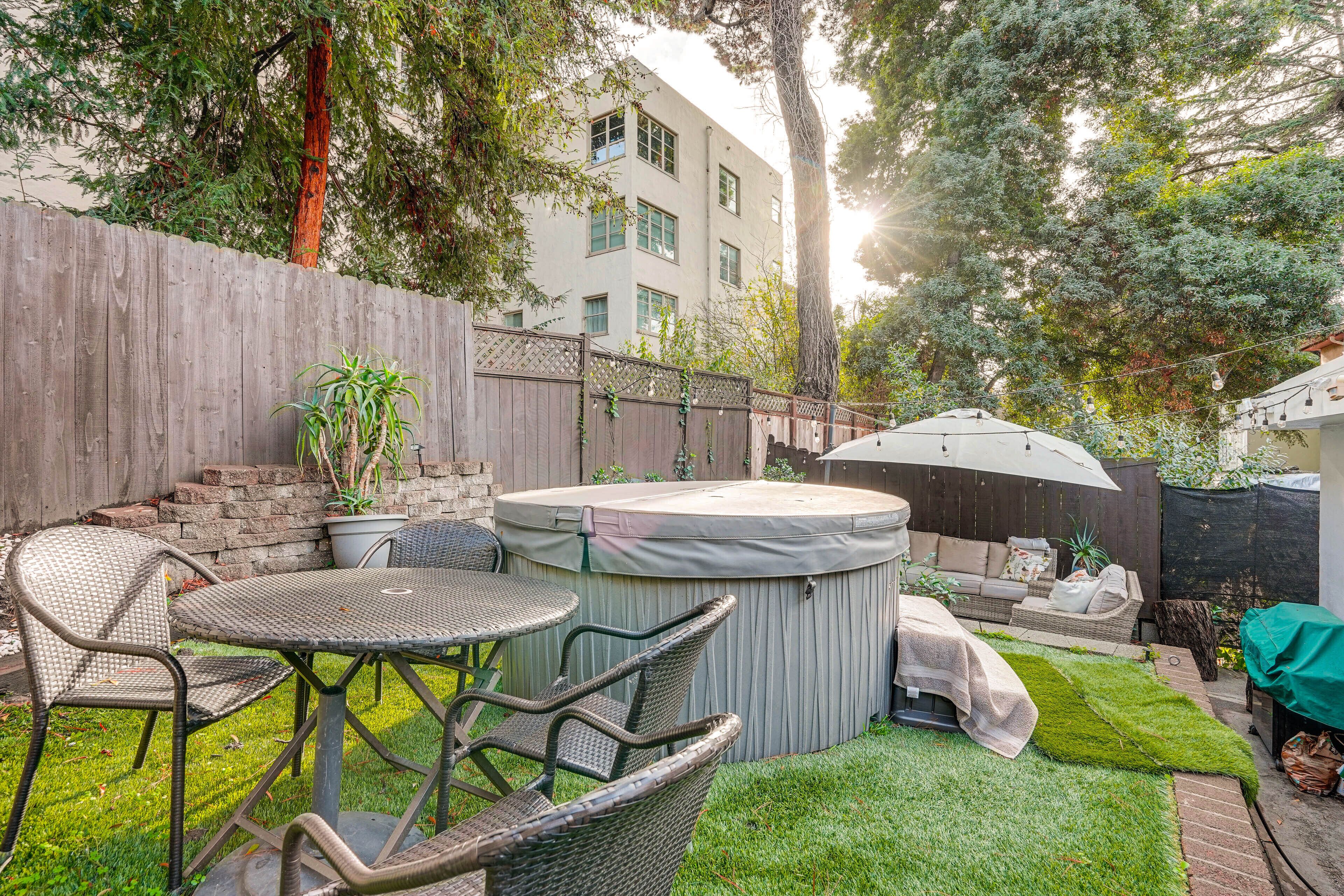Oakland Apartment w/ Shared Hidden Backyard Oasis!