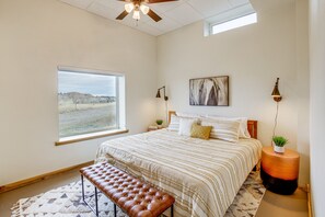 6 bedrooms, desk, iron/ironing board, WiFi