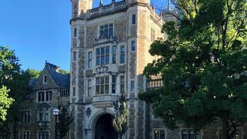 Un bâtiment historique doté d’une arche centrale, de deux tours et d’une façade symétrique.