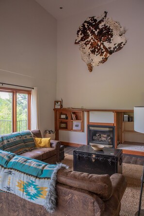 Smart-TV, Kamin, Bücher