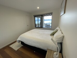 2 Schlafzimmer, Schreibtisch, Bügeleisen/Bügelbrett, Reisekinderbett