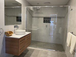 Dusj, hårføner, håndklær og såpe