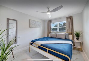 4 quartos, ferros/tábuas de passar roupa, berço de viagem