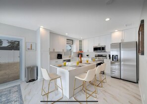 Fridge, microwave, oven, toaster - Luxury Retreat Largo - Beaches - 12PPL - Pool Spa (Largo)